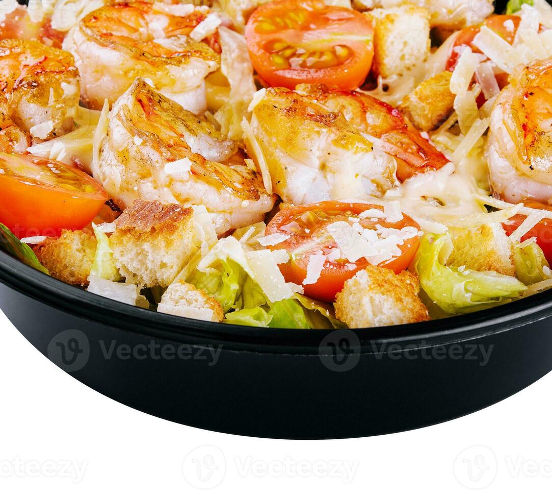 Caesar salade met gegrild garnaal en Parmezaanse kaas kaas foto