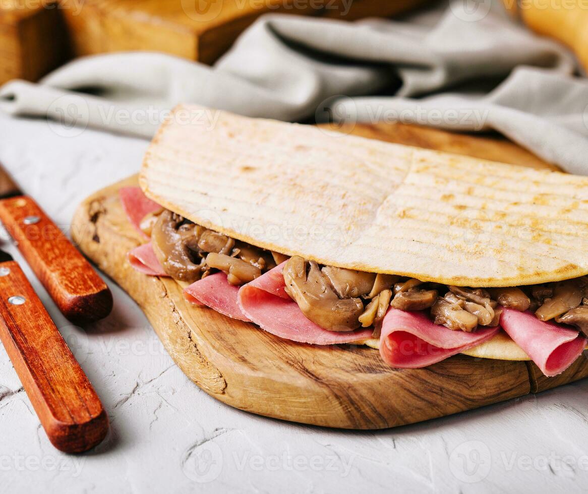 eigengemaakt flatbread met ham en champignons foto