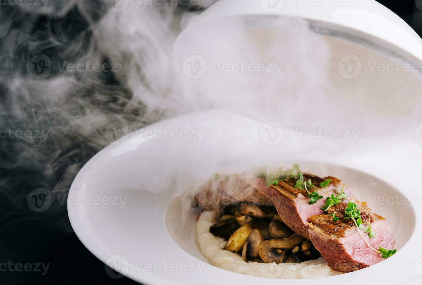 voortreffelijk portie rundvlees medaillons met champignons en gepureerd aardappelen foto