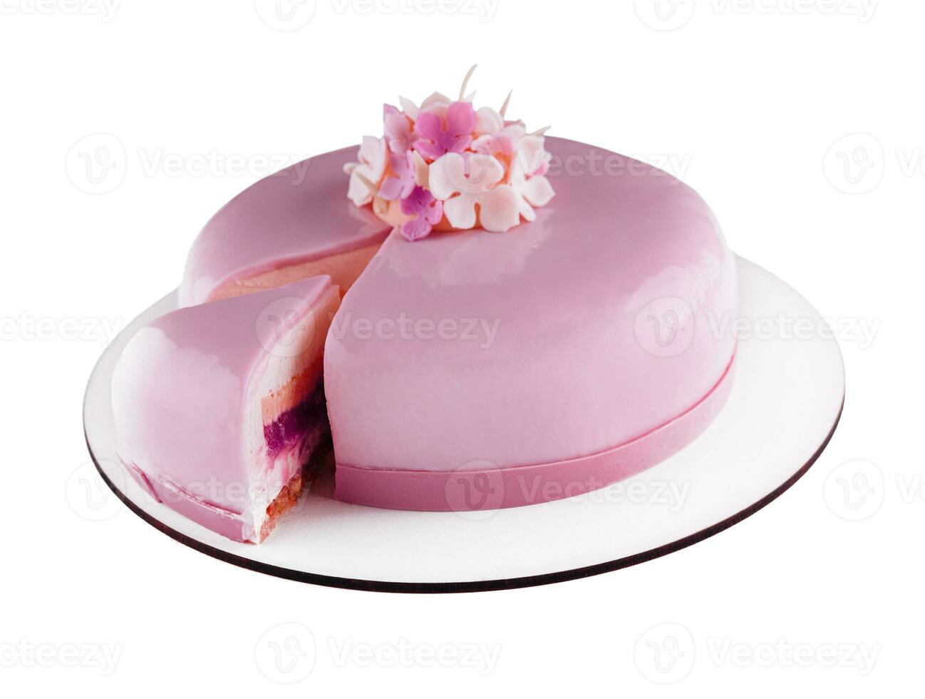 roze mousse taart met spiegel glazuur versierd met bloemen foto