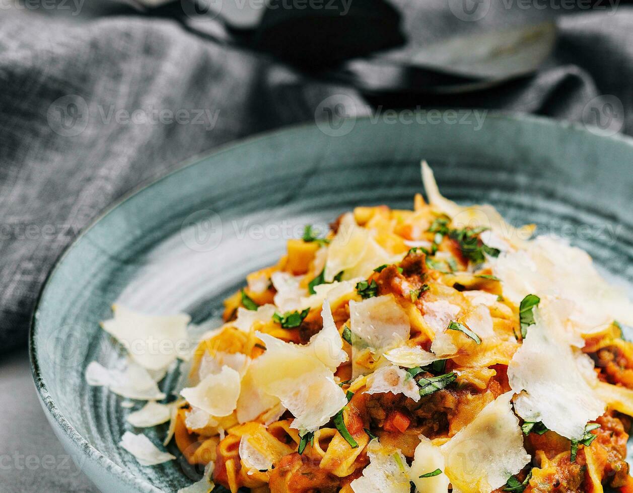 tagliatelle met ragu bolognese saus met Parmezaanse kaas foto