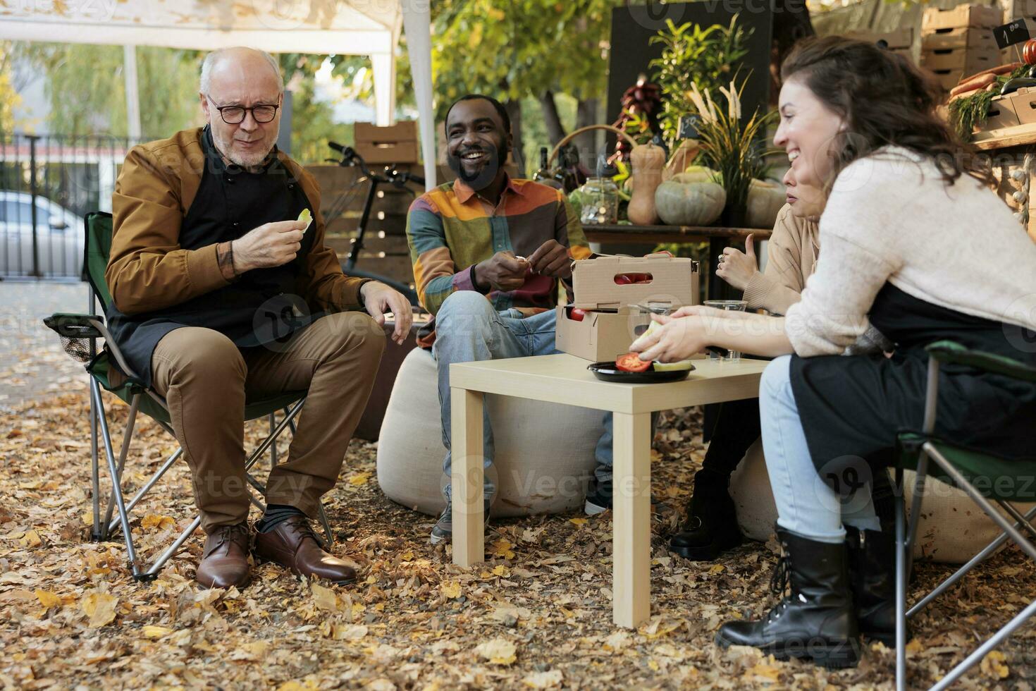 mensen hebben pret met klein staan eigenaren Bij voedsel testen straat eerlijk, proberen uit plaatselijk gegroeid fruit en groenten. vrolijk klanten en verkoper aan het eten bio produceren en drinken eigengemaakt wijn. foto