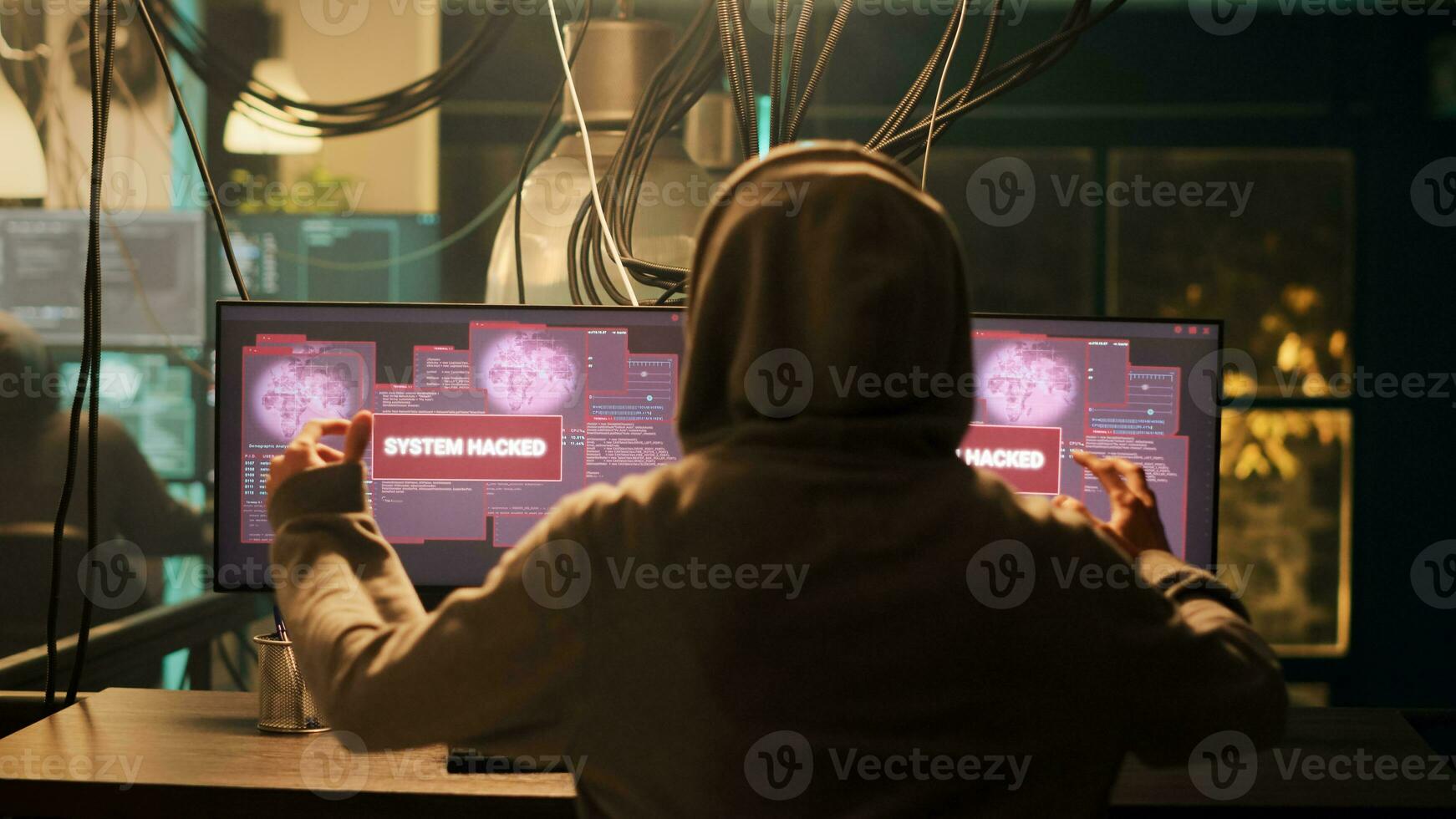 mannetje dief genieten van cybercriminaliteit prestatie Bij nacht, breken in veiligheid server naar stelen informatie. jong spion planning spionage en hacktivisme, applaudisseren en klappen handen. foto