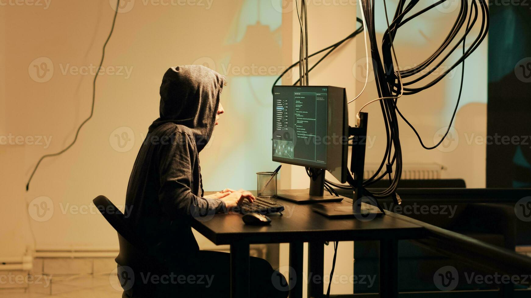 vrouw hacker plegen Cyber aanval Aan server firewall, winnen toegang naar stelen regering informatie. jong vrouw aanplant trojan virus en malware, aan het doen cyberpesten en identiteit diefstal. foto
