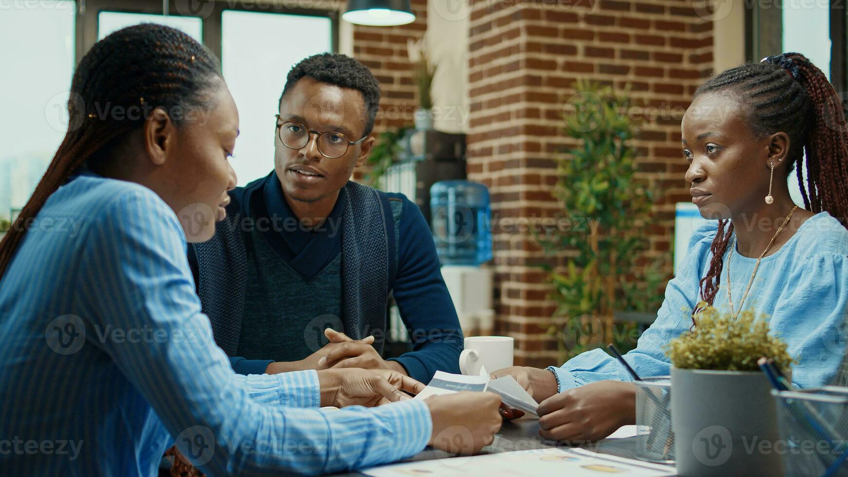 collega's team planning nieuw verslag doen van naar werk Aan bedrijf ontwikkeling met bedrijf analyse, onderzoeken Onderzoek bestanden. kantoor medewerkers werken met jaar- gegevens resultaten in coworking ruimte, vennootschap. foto