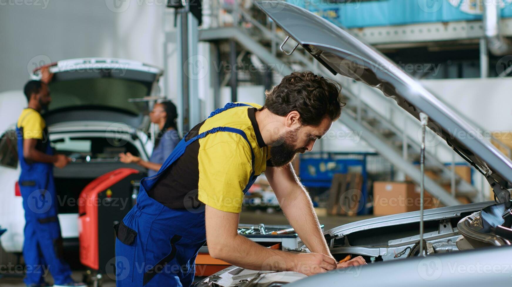 monteur in auto onderhoud toepassingen koppel moersleutel naar vastdraaien bouten binnen voertuig na vaststelling componenten binnen. reparatie winkel werknemer gebruik maken van professioneel gereedschap naar maken zeker auto- is naar behoren werken foto