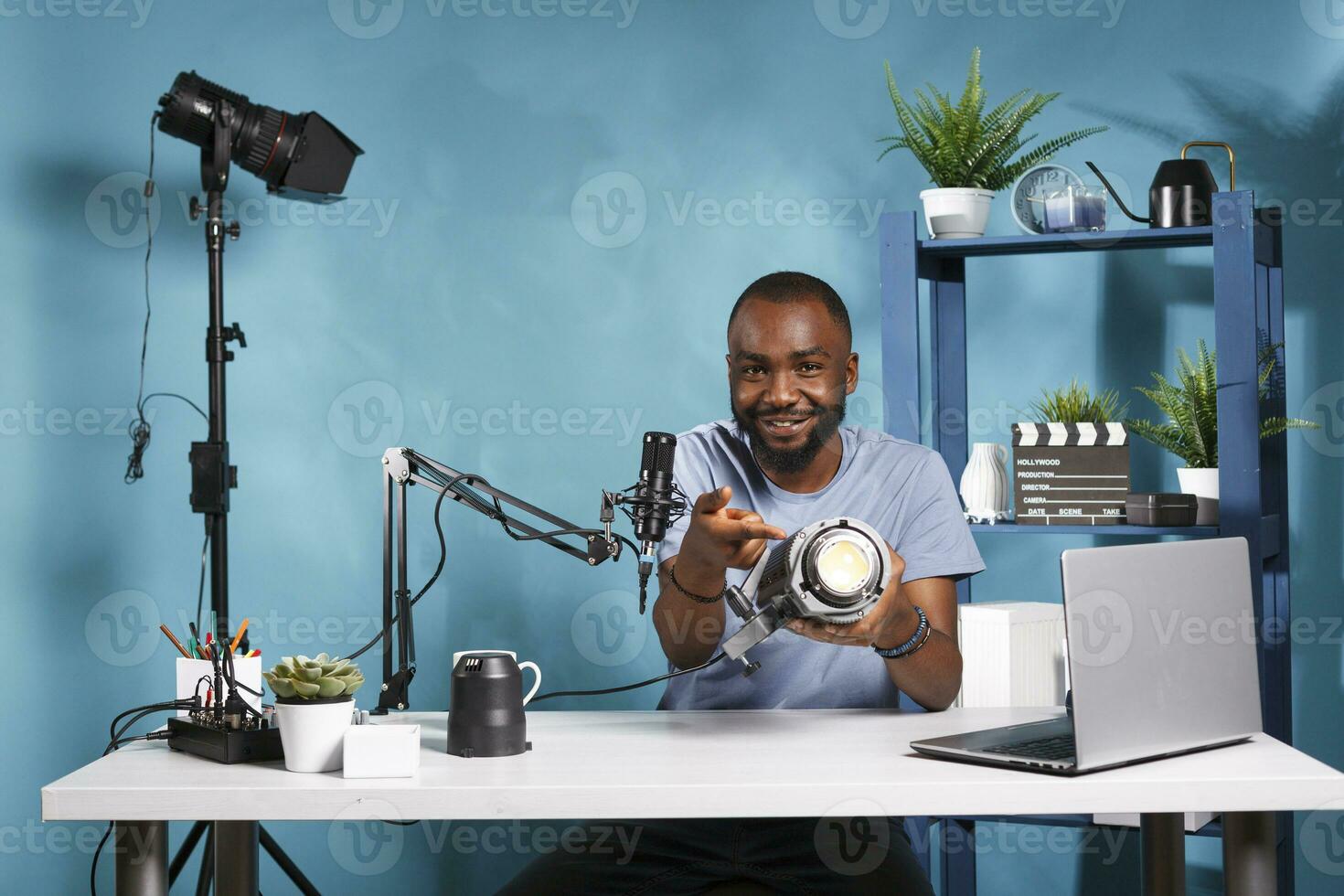 Afrikaanse Amerikaans blogger testen en herzien fotografie studio bliksem uitrusting terwijl leven streamen. fotograaf tonen professioneel uitrusting en opname video voor online kanaal foto