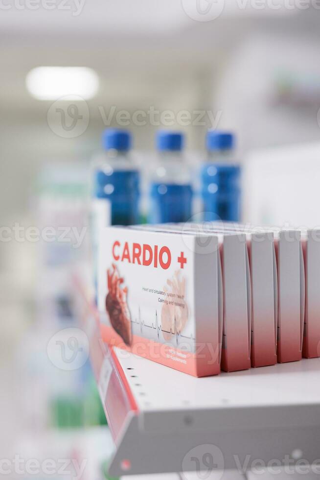 Gezondheid apotheek schappen gevulde met cardiologie pillen en farmacie naar verkopen gezond supplementen of behandeling naar klanten. leeg apotheek met geneesmiddel en vitamines, pillen pakketjes. foto