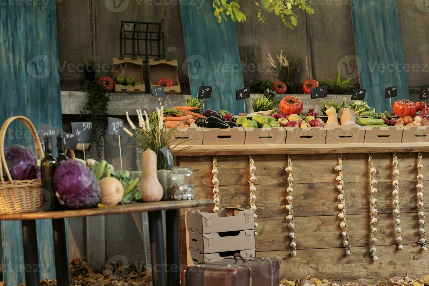 herfst oogst Aan boeren markt teller met breed verscheidenheid van kleurrijk biologisch fruit en groenten, leeg lokaal markt. seizoensgebonden producten boerderij produceren staan met gezond natuurlijk voedsel. foto