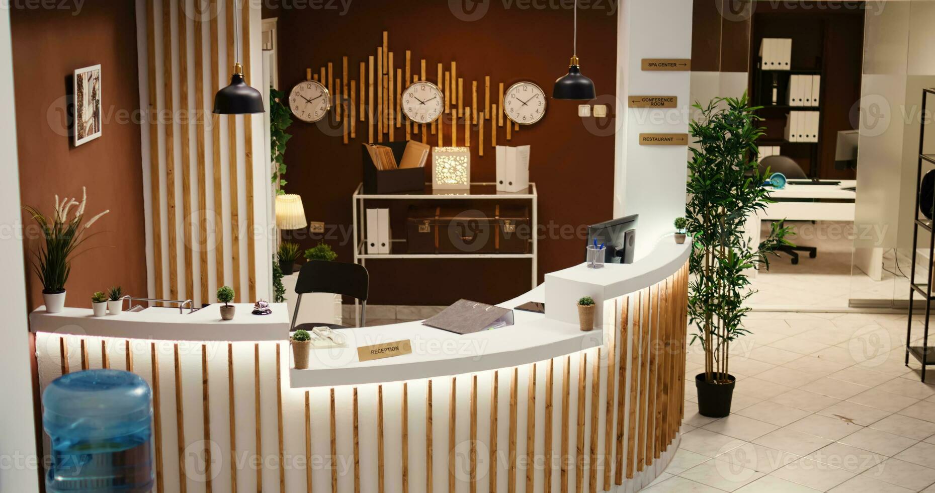 leeg elegant modern toevlucht lobby interieur met knus meubilair en warm haard klaar naar Welkom gasten. reizen accommodatie hotel lounge met controleren in voorkant ontvangst bureau foto