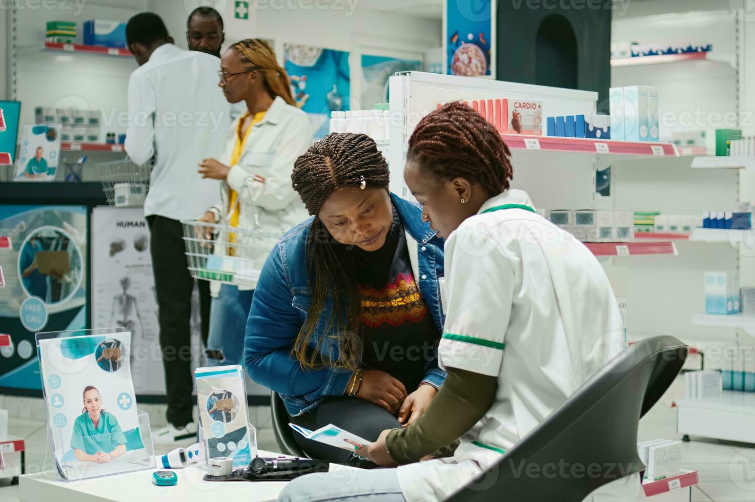 Afrikaanse Amerikaans Dames controle dozen van pillen, cliënt op zoek naar kopen vitamines en supplementen in apotheek. apotheker en klanten vragen over voorschrift geneesmiddel, farmacie. foto