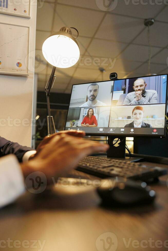 uitvoerend manager uitleggen afzet strategie naar afgelegen collega's gedurende online video-oproep vergadering conferentie in opstarten kantoor. verschillend collega's werken laat Bij nacht Bij financieel groei verslag doen van foto