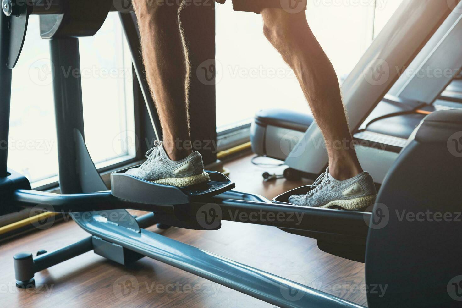 detailopname gezond geschiktheid mensen Mens sport sterkte oefening werkzaamheid Bij Sportschool Aan verduistering klimt machine foto