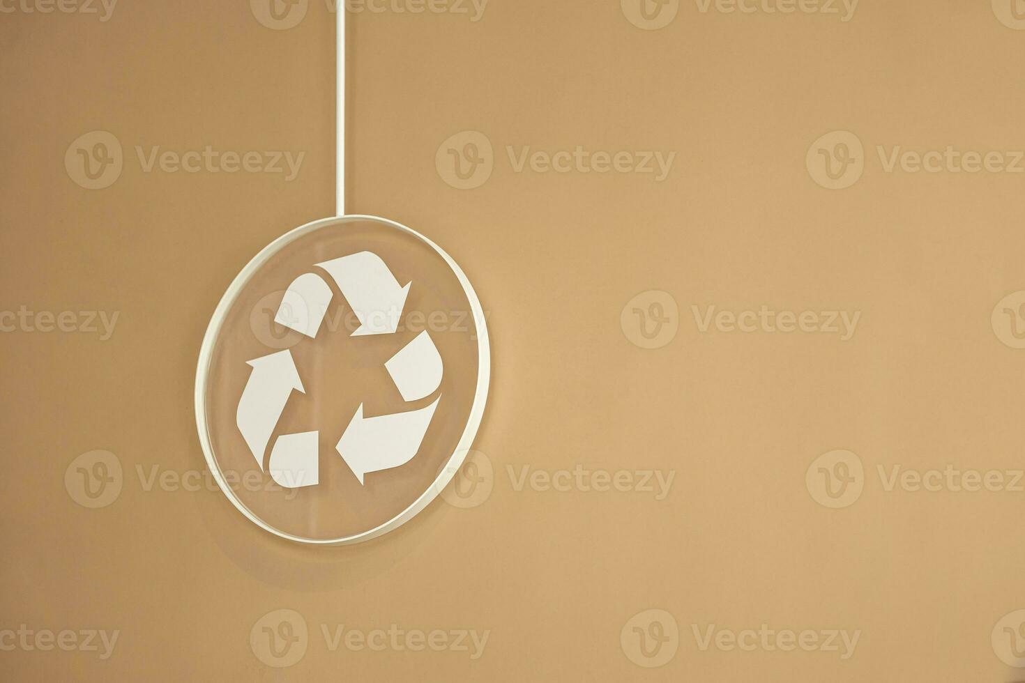 recycle teken logo Aan bruin muur blanco kopiëren ruimte voor tekst modern ontwerp achtergrond foto