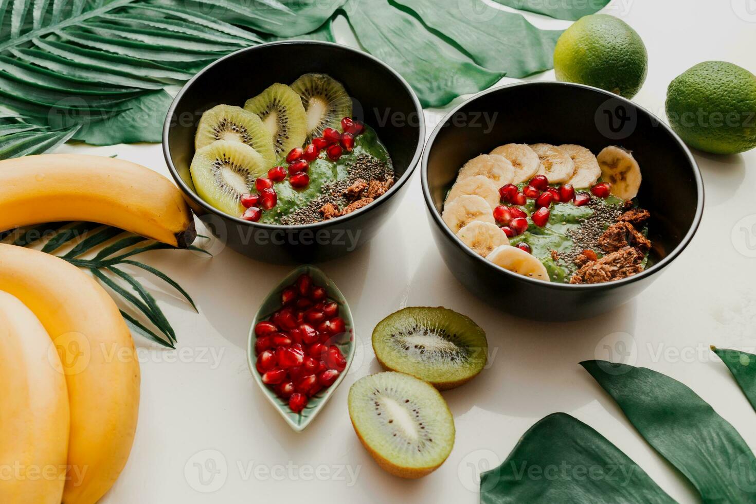 acai kom met gezond bessen, kiwi, avocado Aan tropisch palm blad Aan wit achtergrond. gezond vegetarisch voedsel. foto