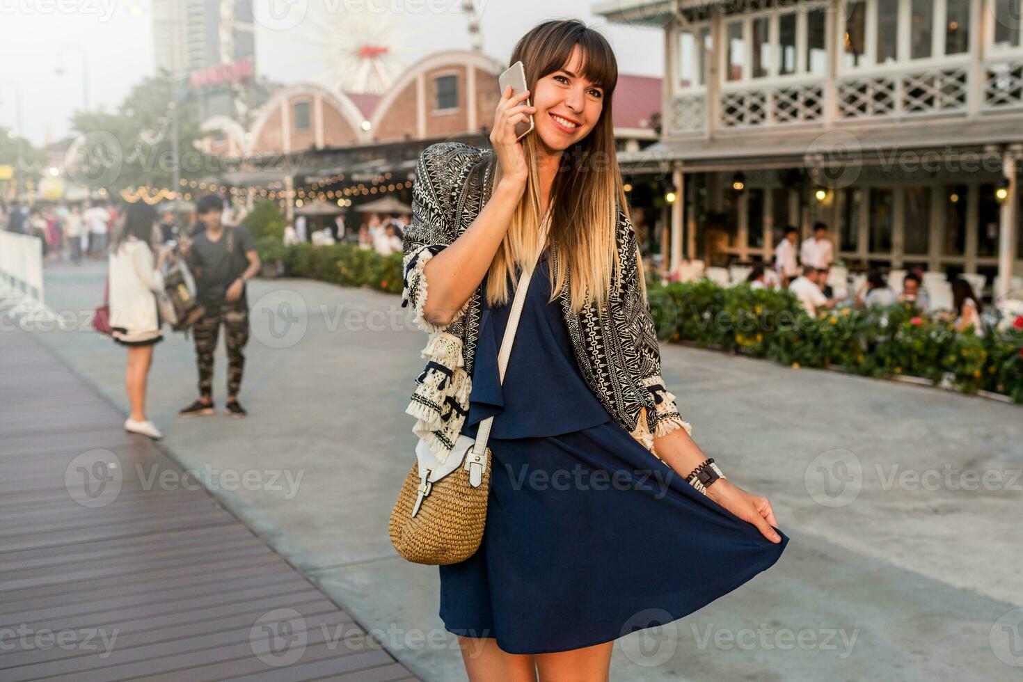 zomer positief portret van vrolijk vrouw in elegant kleding pratend door mobiel telefoon en glimlachen Aan rivierfront in Bangkok , ferris wiel en cafés achtergrond. foto