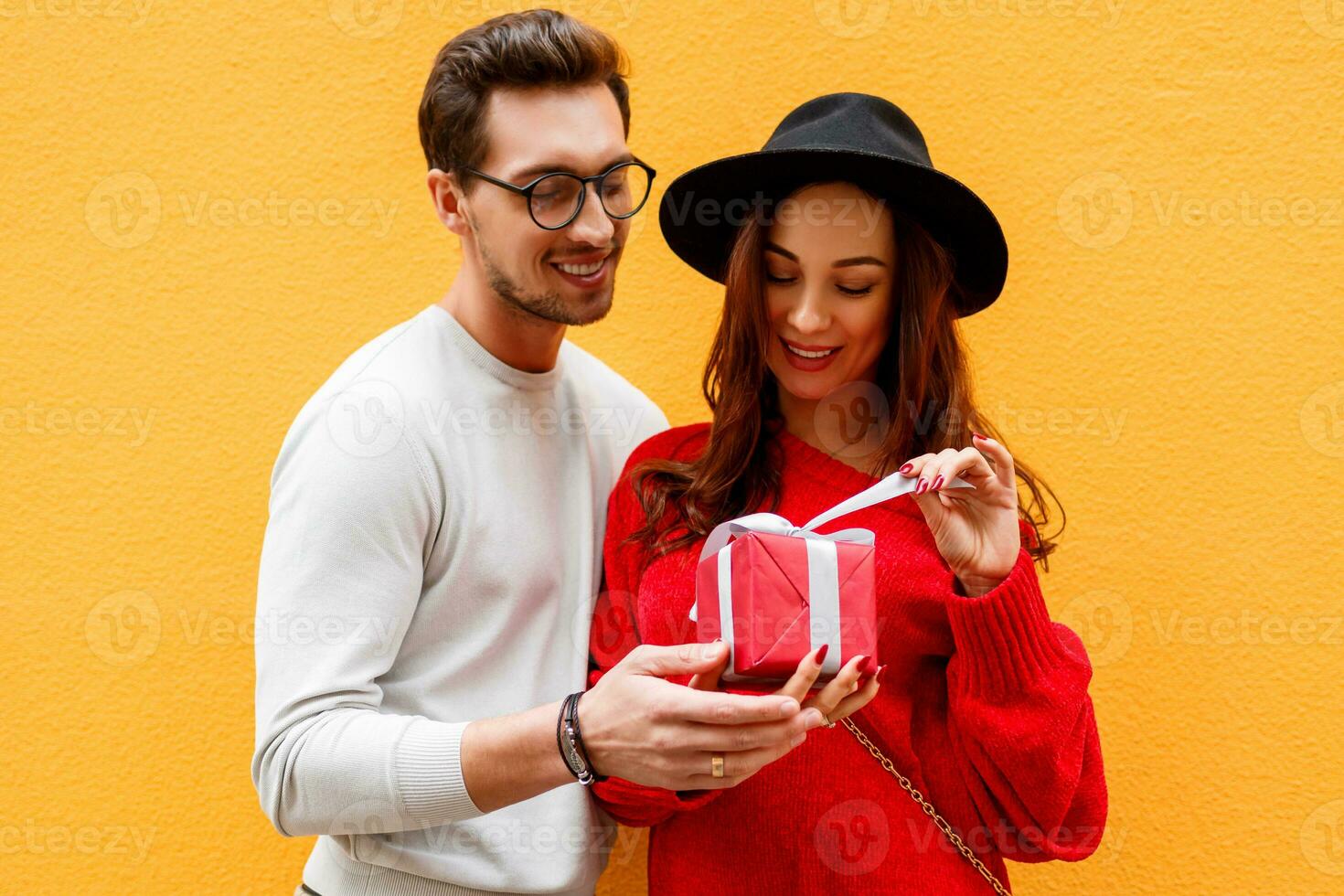 gelukkig romantisch moment van twee wit mensen n liefde vieren foto