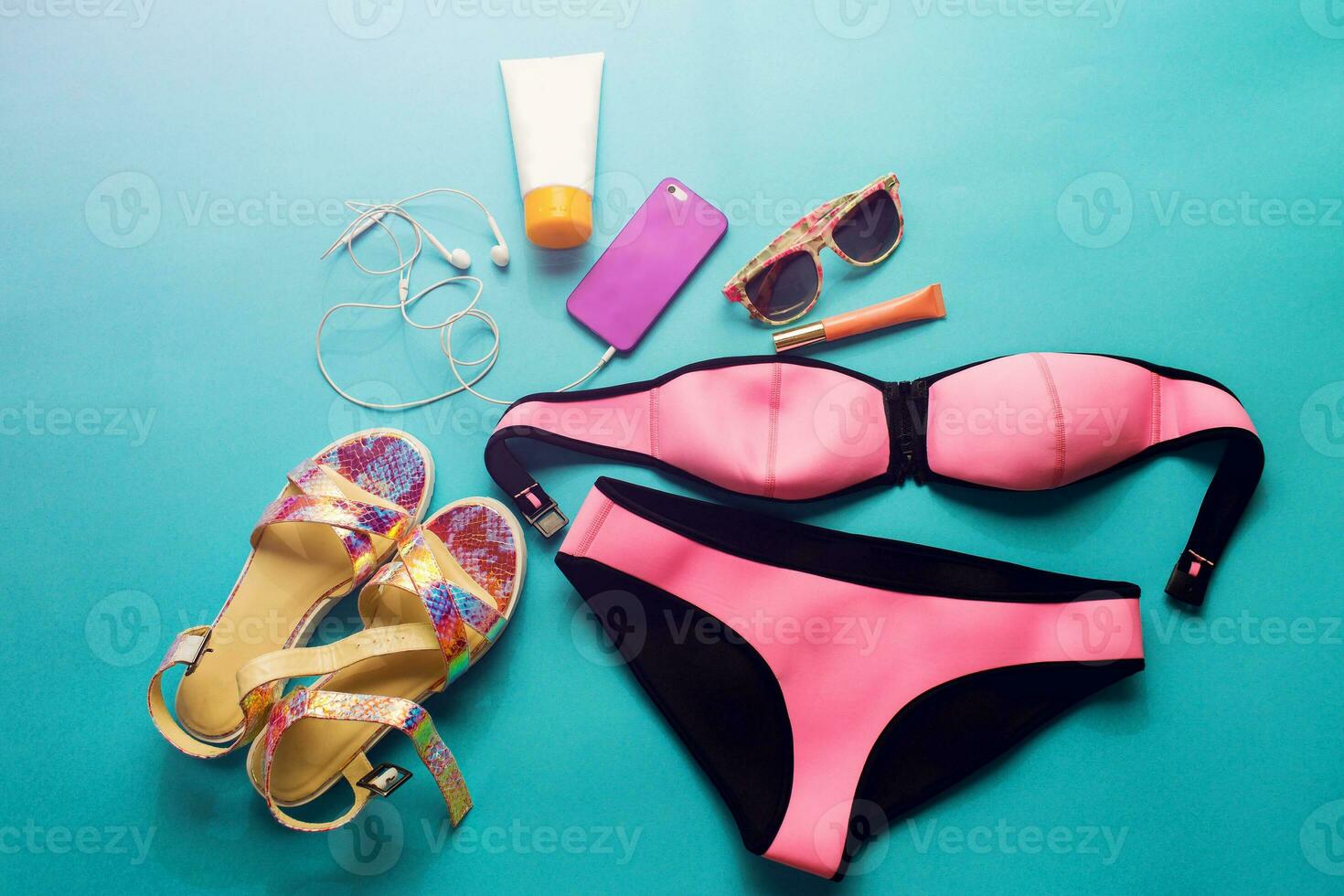 top visie van zomer accessoires voor modern elegant meisje. strand mode set.overhead van essentials voor jong persoon. foto