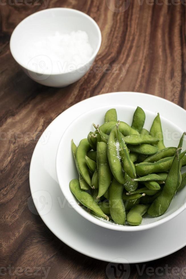 biologische edamame bonen snack in kom op tafel met zeezout foto