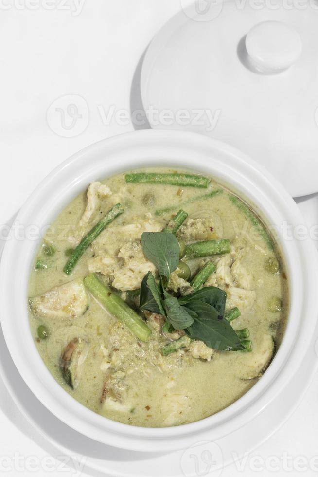 Thaise groene curry met kip en groenten op witte tafel achtergrond foto