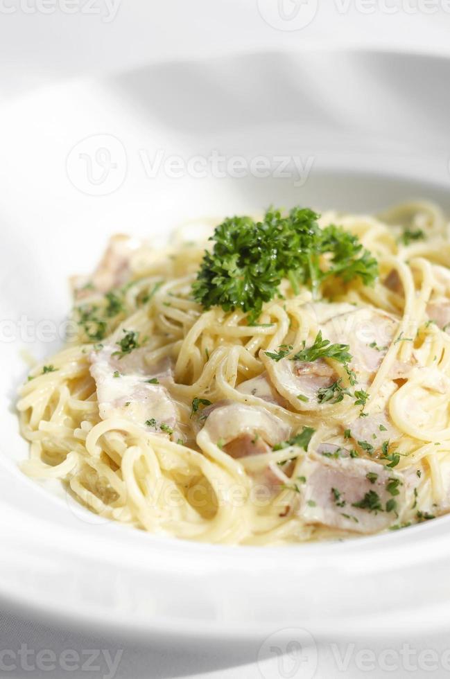 spaghetti carbonara italiaanse pastaschotel op witte tafel achtergrond foto