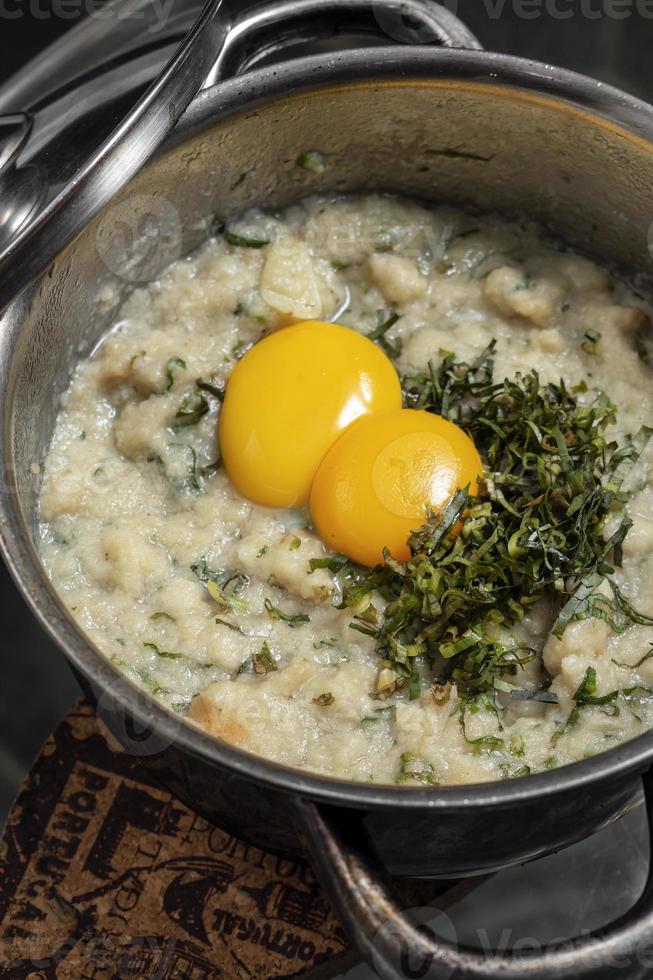 acorda de marisco Portugees traditioneel zeevruchtenbrood en rustieke stoofpotsoep met eieren foto