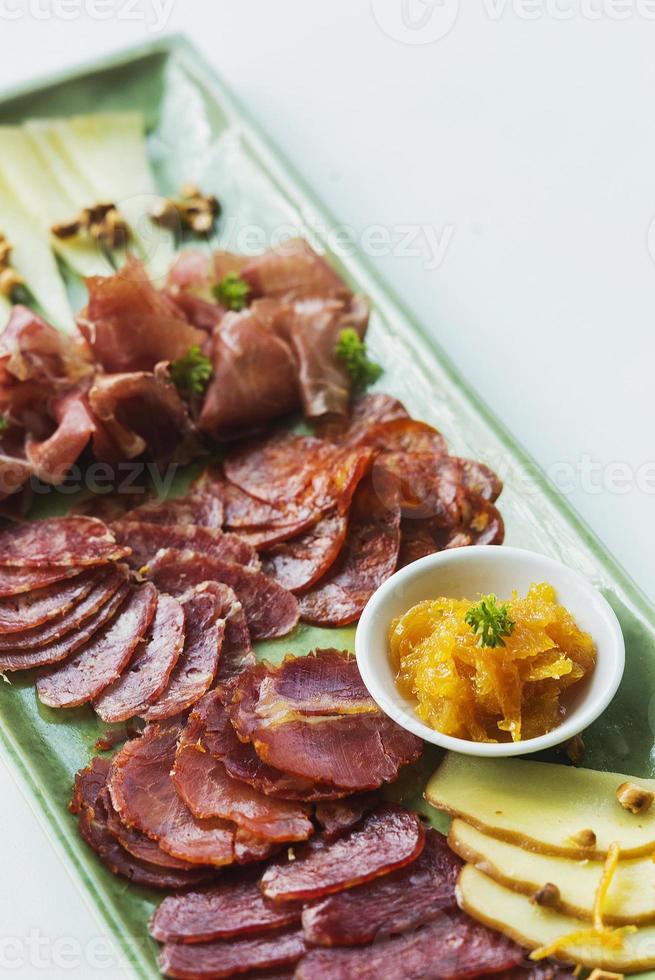 Spaanse serranoham chorizo worst en kaas tapas traditionele snackschotel foto