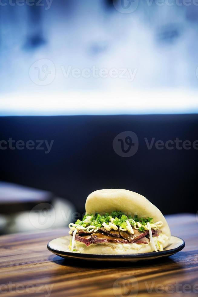 Aziatisch buikspek broodje pao traditionele Chinese snack sandwich eten foto