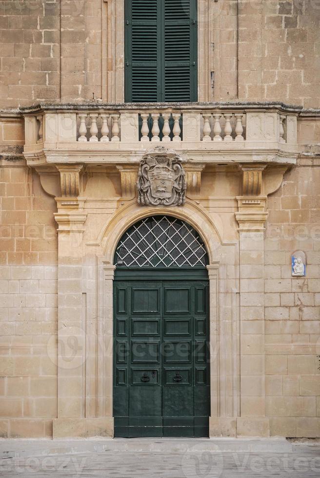 traditioneel huisdeurarchitectuurdetail in de oude stad van mdina van rabat malta foto