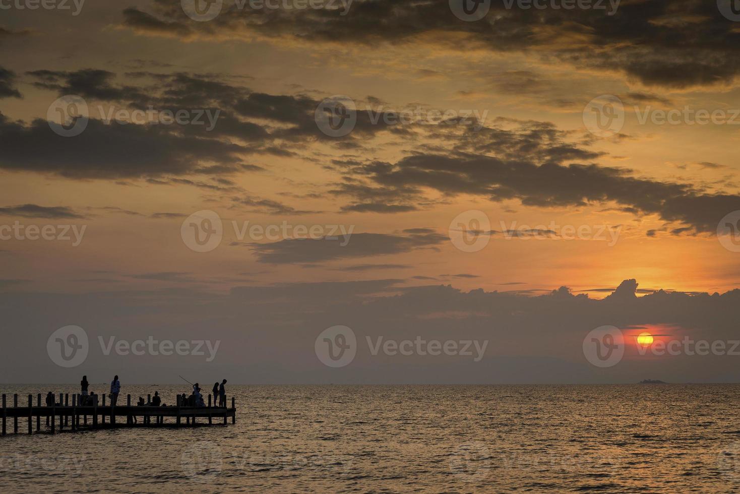 zonsondergang en uitzicht op de pier in kep aan de kust van Cambodja foto