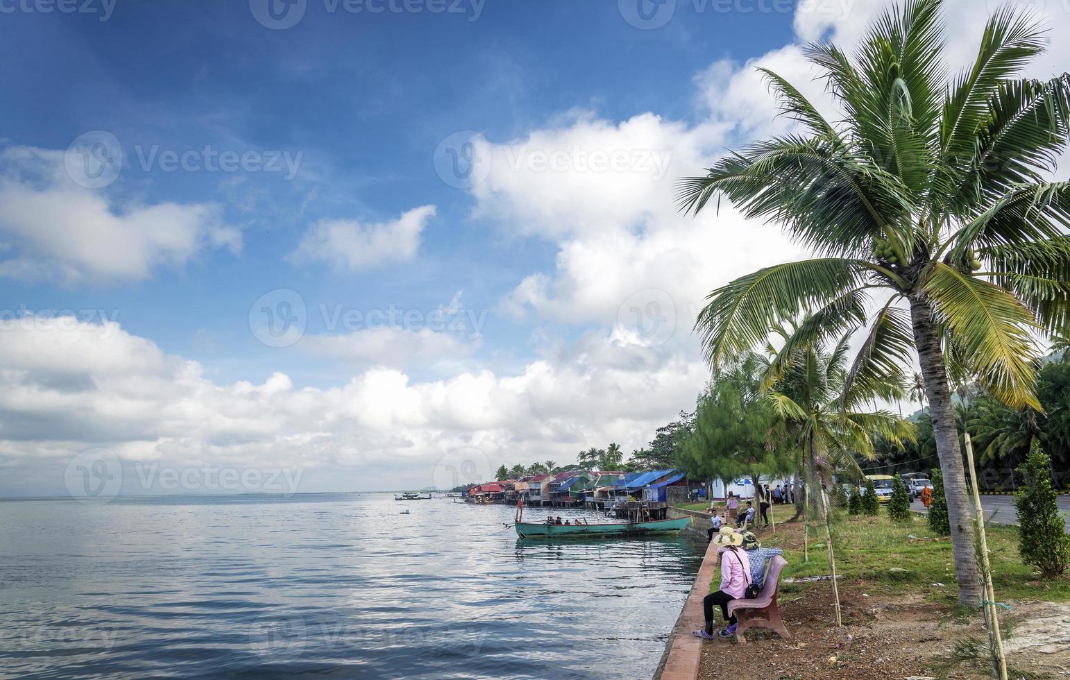 uitzicht op de beroemde kep-krabmarktrestaurants aan de kust van Cambodja foto