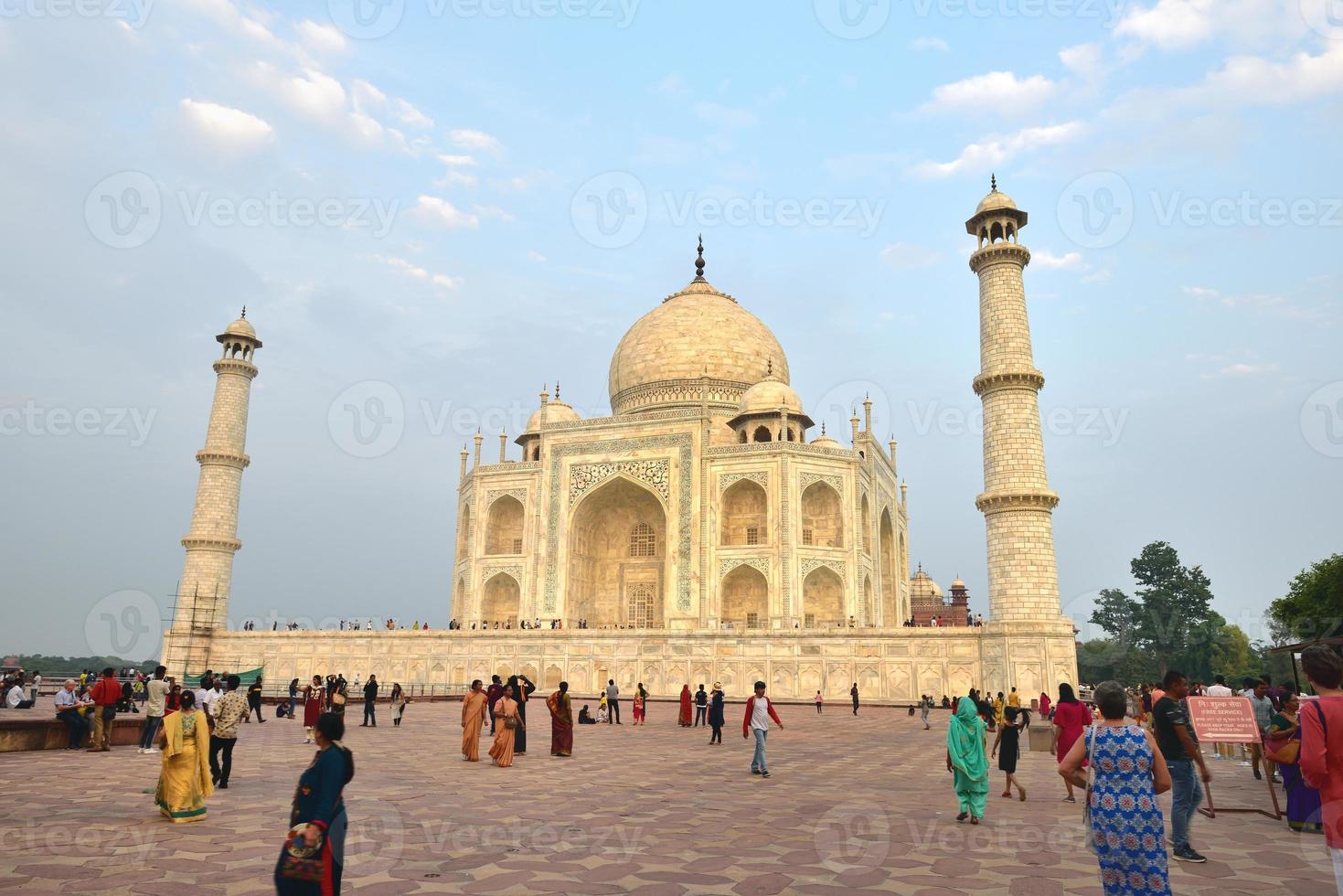 de taj mahal over het gazon foto