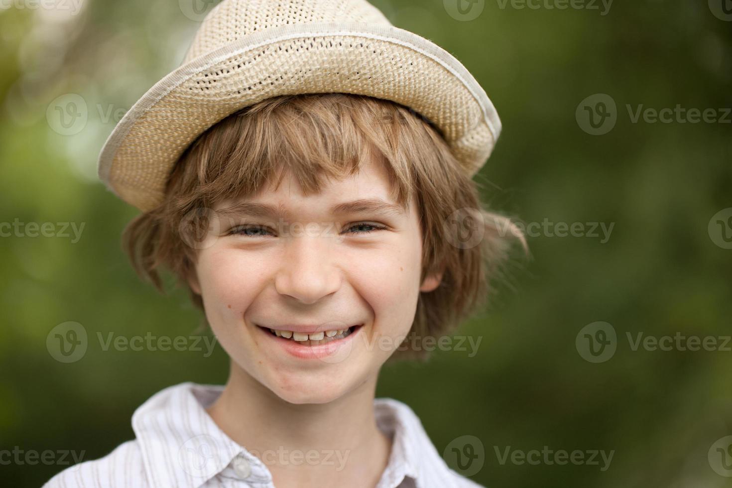 vrolijke blonde jongen foto