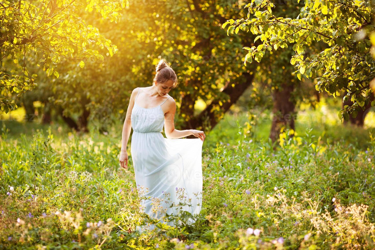 jonge vrouw in avond appelboomgaard foto