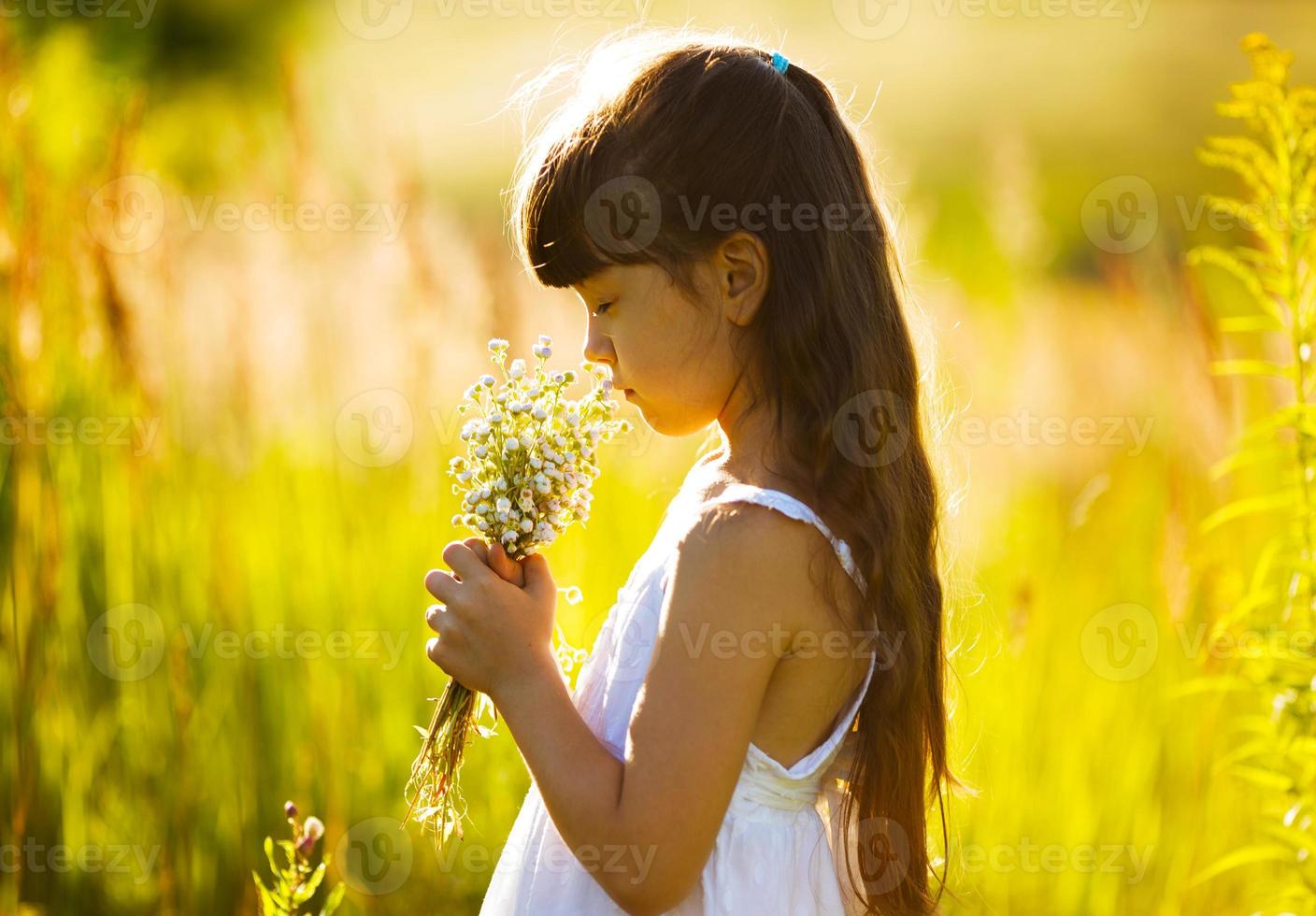 meisje met een boeket wilde bloemen foto
