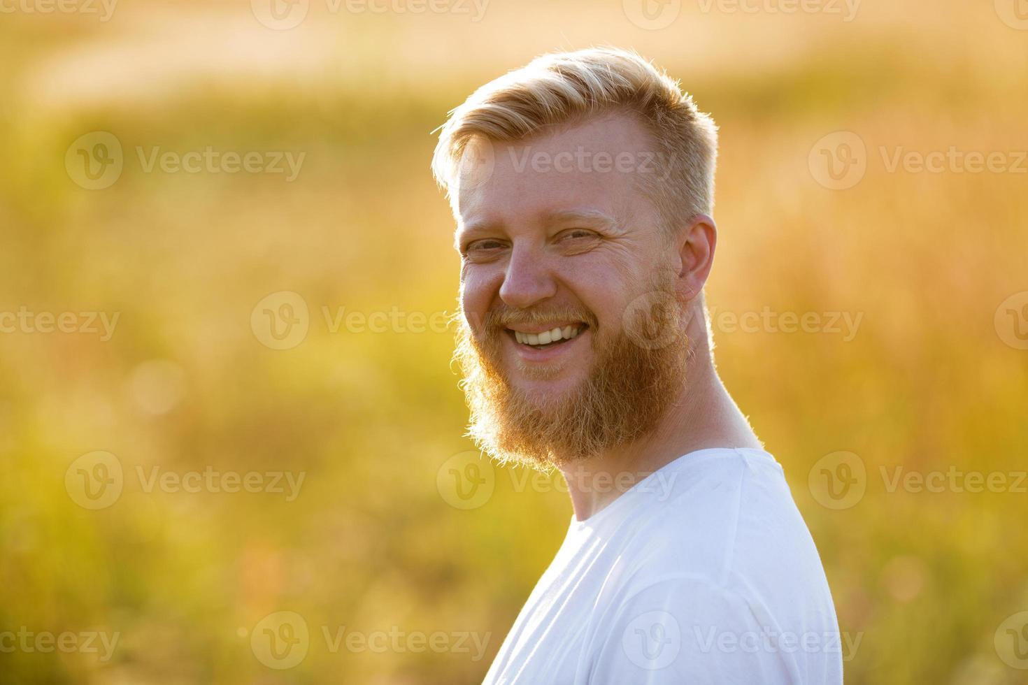portret van gelukkige vrolijke jonge man foto