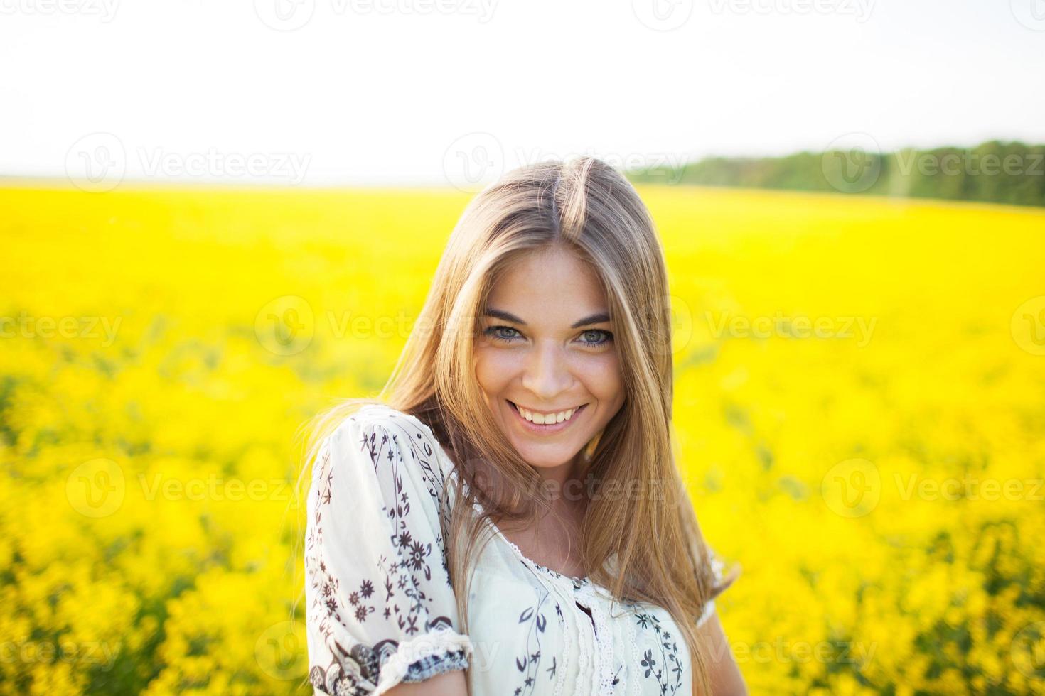 lieve vrouw tussen gele wilde bloemen in de zomer foto