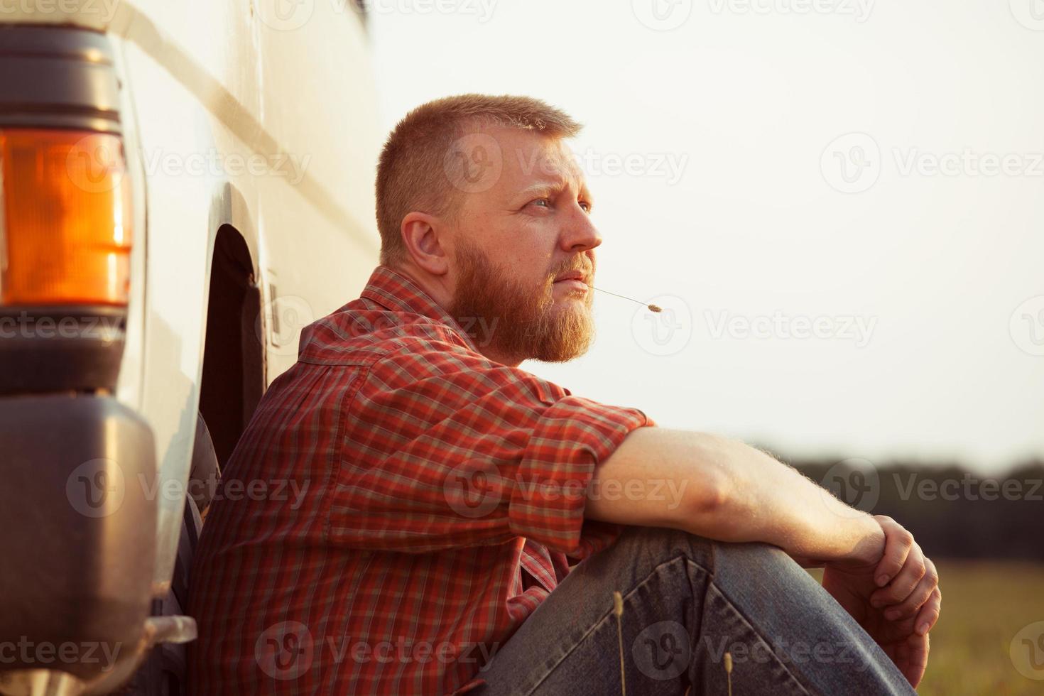 man met een rode baard op een zomeravond foto