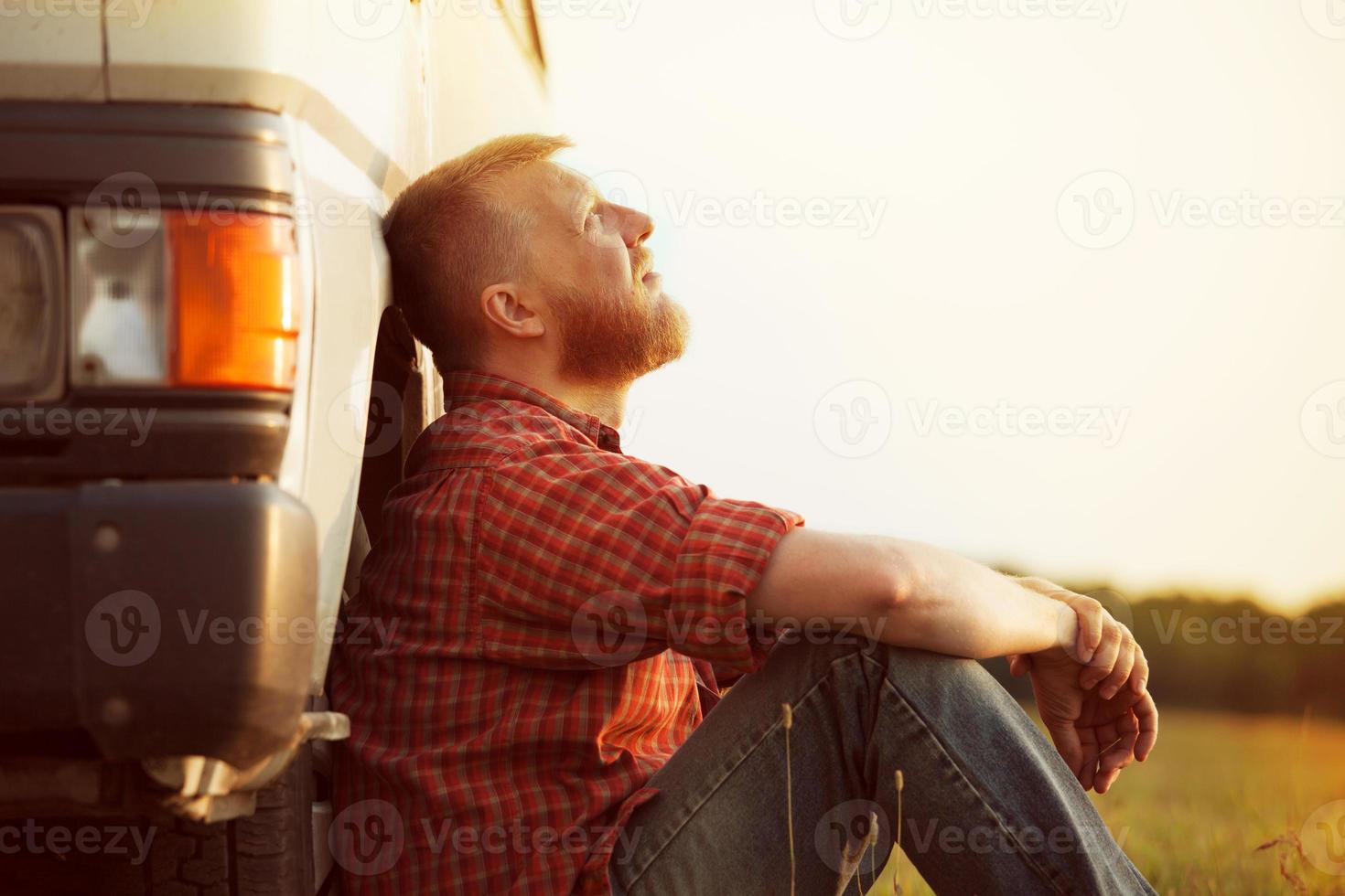 vrachtwagenchauffeur neemt een pauze van zijn werk foto