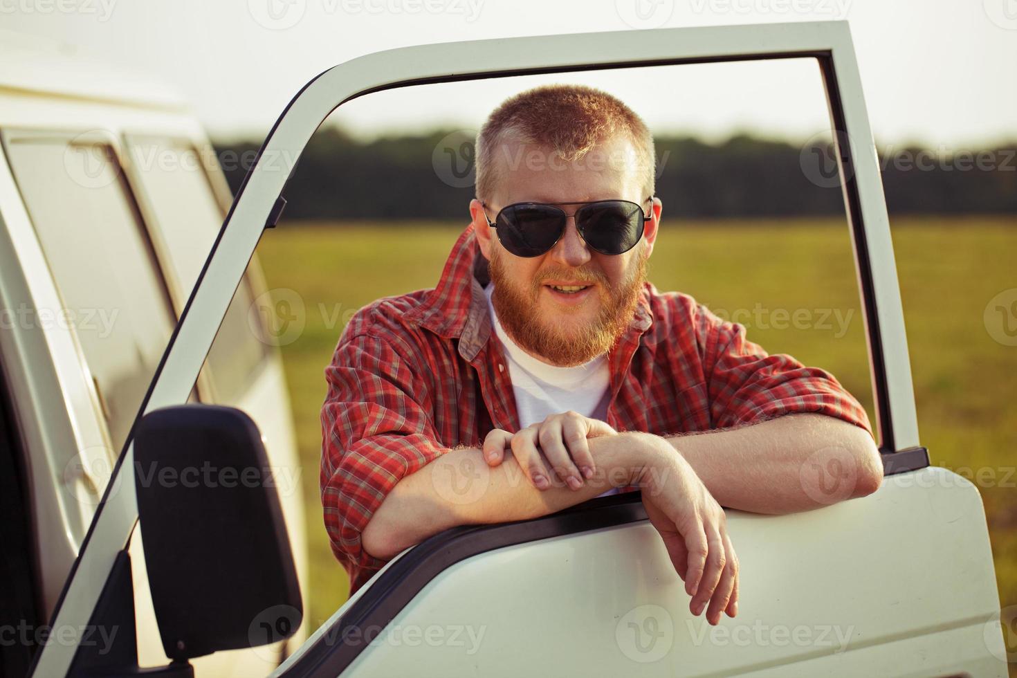 bestuurder van een vrachtwagen in zonnebril foto