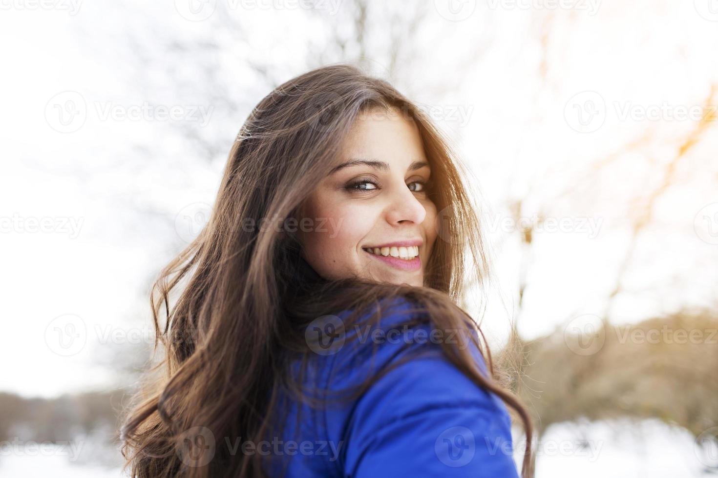 portret van een gelukkig en langharig meisje foto