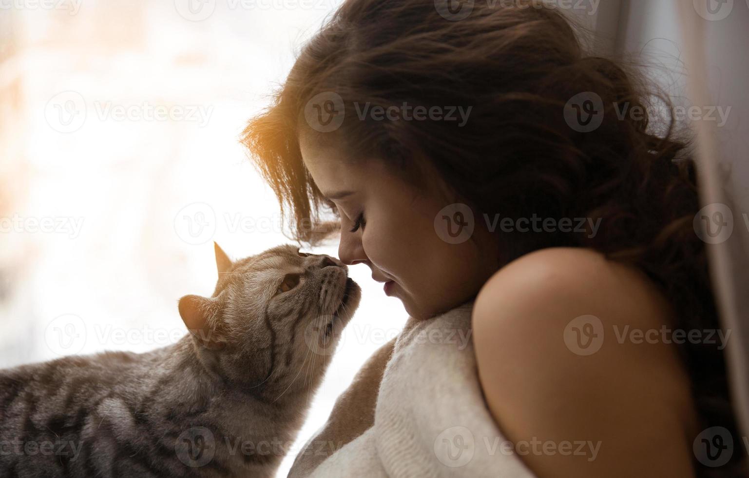 kat wil een mooi meisje kussen foto