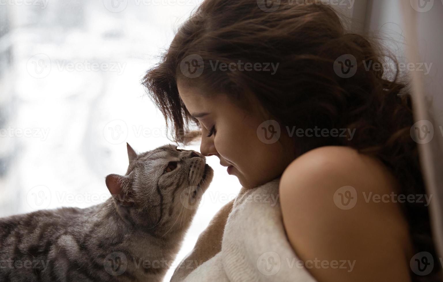 kat wil een mooi meisje kussen foto