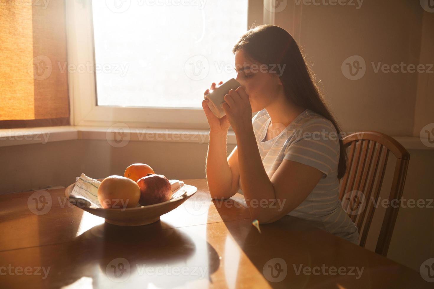 meisje zit en drinkt koffie foto