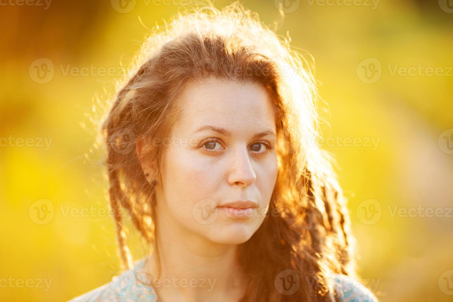 portret van een meisje met dreadlocks foto