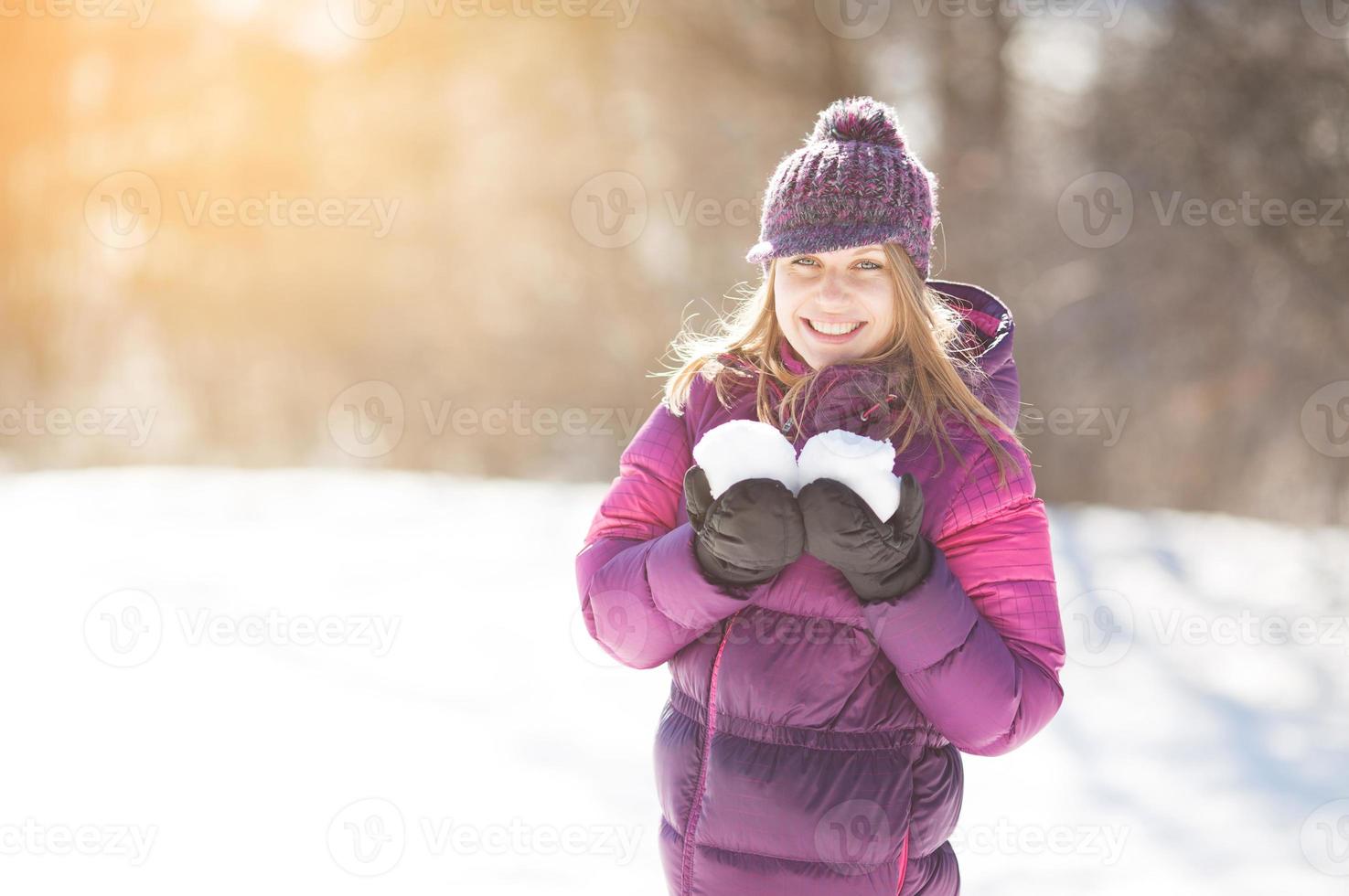 gelukkige jonge vrouw met twee sneeuwballen foto