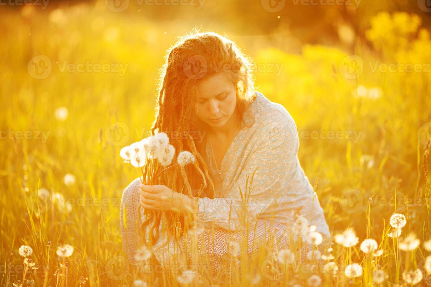 meisje met een boeket paardebloemen foto