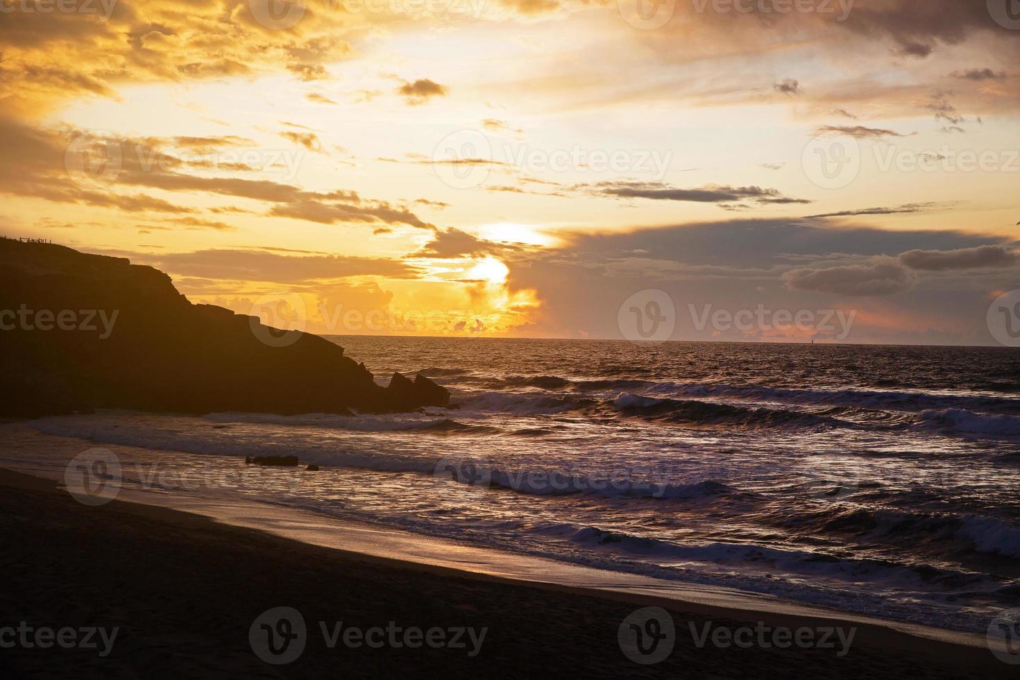 zeegezicht met zonsondergang foto