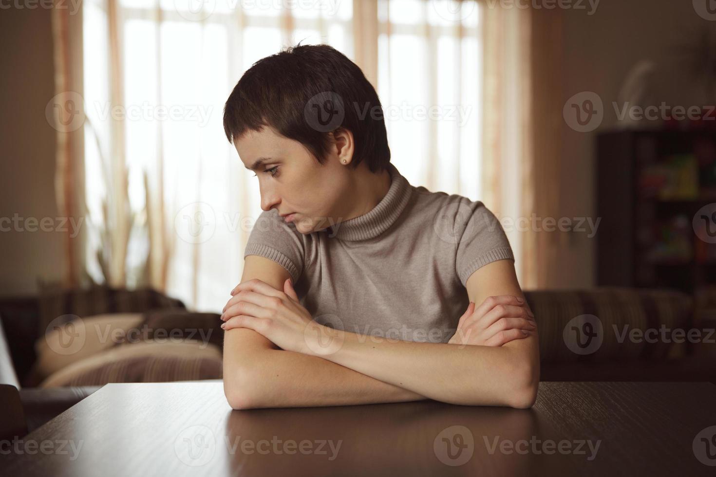 mooi korthaar meisje aan tafel foto