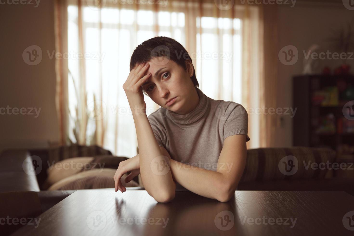 mooie droevige vrouw met donker haar foto